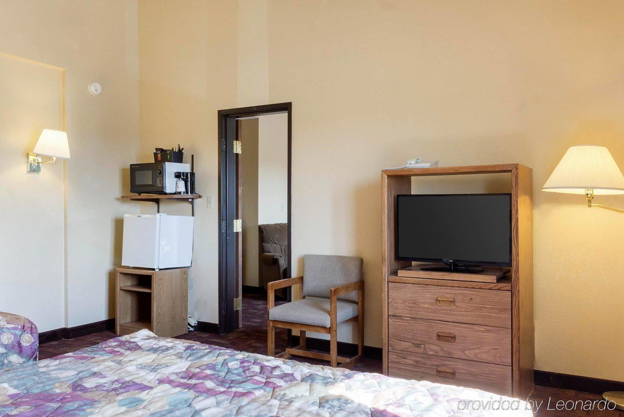 Econo Lodge Watertown Extérieur photo